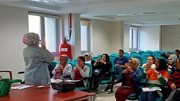 Ermenek'te hastane personeline işaret dili eğitimi verildi
