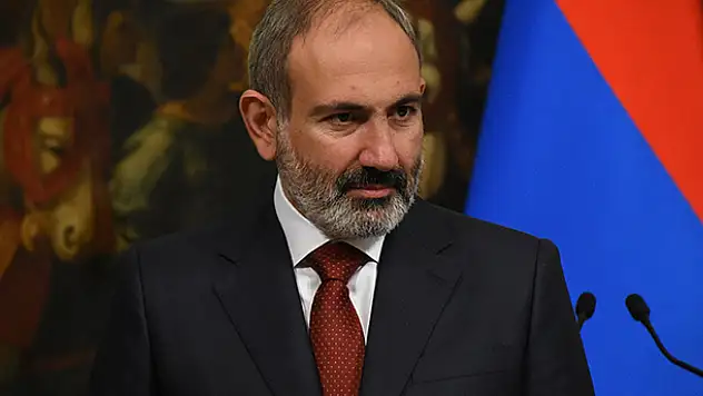 Ermenistan Başbakanı Paşinyan kendini istifaya çağıran Genelkurmay Başkanını görevden aldı