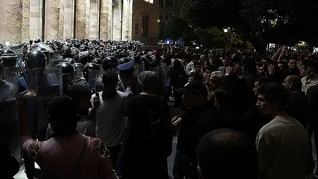 Ermenistan'da iktidarı zorla ele geçirme teşebbüsü ve Başbakan'a suikast iddiasıyla 8 kişi gözaltına alındı
