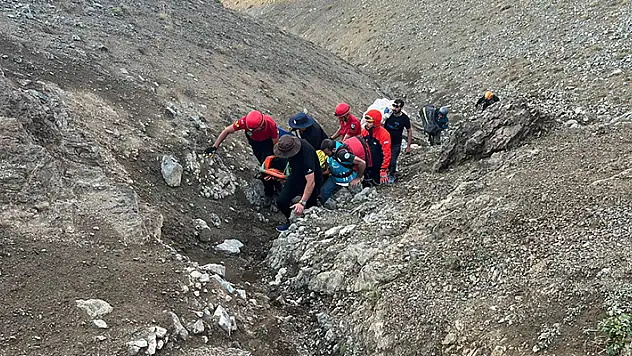 Erzincan'da dağlık alana zorunlu iniş yapan yamaç paraşütçüsü 7 saatte kurtarıldı
