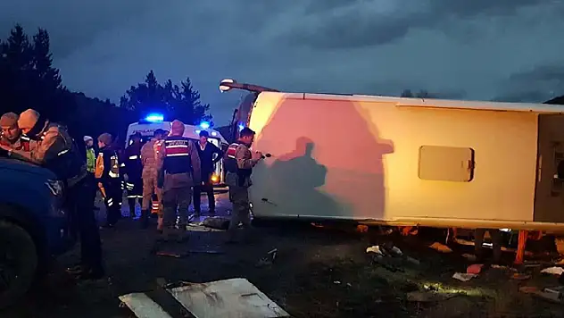 Erzincan'da devrilen yolcu otobüsündeki 22 kişi yaralandı
