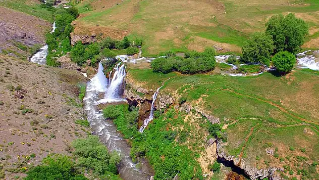 Erzincan'da Konarlı Şelalesi doğal güzelliğiyle cezbediyor
