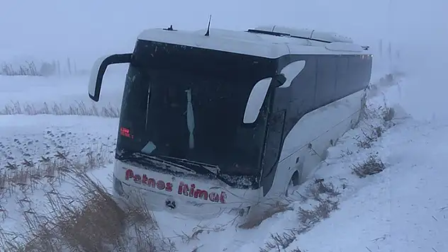 Erzincan'da otobüs kara saplanınca mahsur kalan 41 yolcu kurtarıldı
