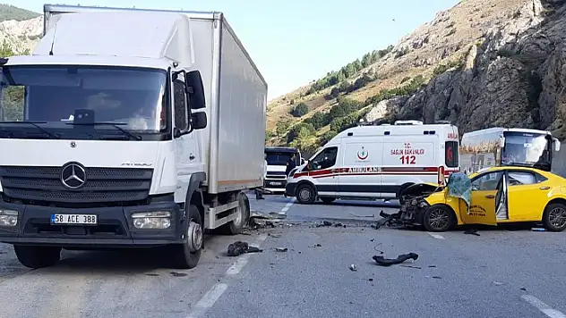 Erzincan'da otomobil park halindeki kamyona çarptı: 2 ölü, 2 yaralı
