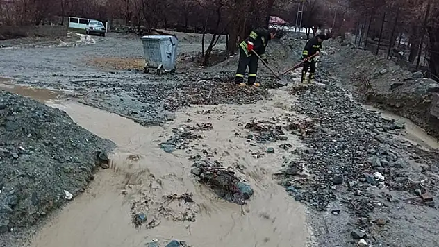 Erzincan'da sağanak taşkınlara neden oldu
