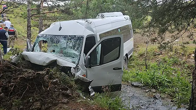 Erzincan'da şarampole devrilen minibüsteki 4 kişi öldü, 10 kişi yaralandı
