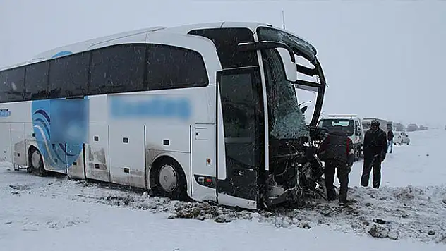 Erzincan'da yolcu otobüsü ile tır çarpıştı: 17 yaralı