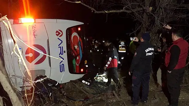 Erzincan'da yolcu otobüsü şarampole devrildi: 2 ölü, 6'i ağır 32 yaralı
