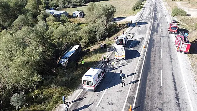 Erzincan'da yolcu otobüsünün devrildiği kazada 1 kişi öldü, 33 kişi yaralandı
