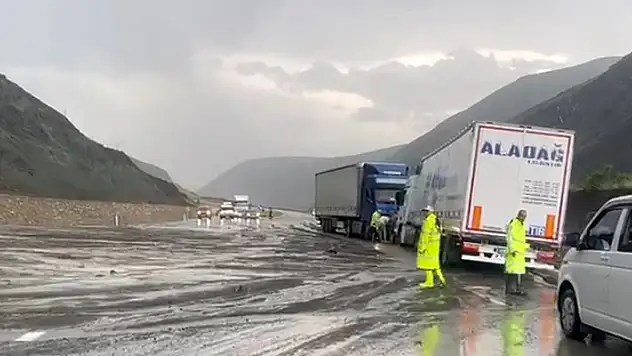 Erzincan - Sivas kara yolu heyelan nedeniyle ulaşıma kapandı
