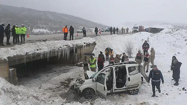 Erzincan'da  hafif ticari araç ile midibüs çarpıştı: 1 ölü, 6'ı asker 9 yaralı
