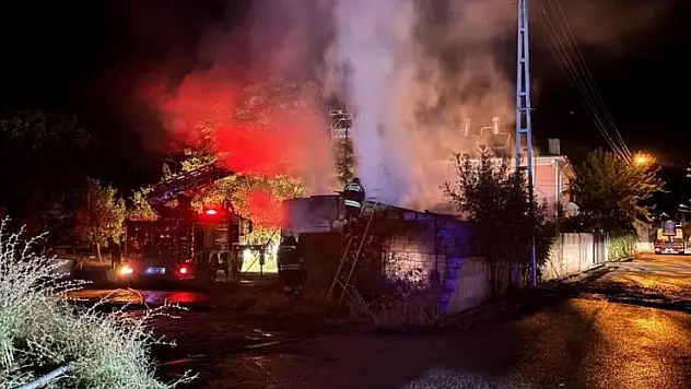Erzincan'da müştemilat alevlere teslim oldu