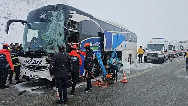 Erzincan'da otobüsün tıra çarptığı kazada 3 kişi yaralandı