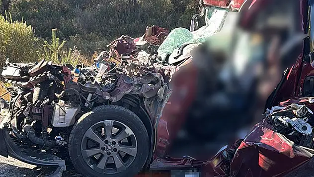 Erzincan'da otomobil tıra çarptı: 3 ölü, 2 ağır yaralı
