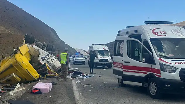 Erzincan'da tır ile otomobil çarpıştı: 4 ölü, 2 yaralı
