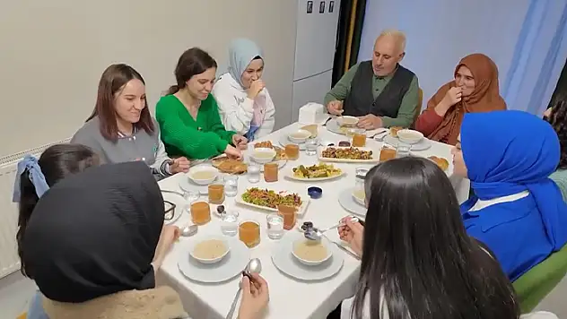 Erzincanlı aileler iftar sofralarını üniversite öğrencilerine açıyor
