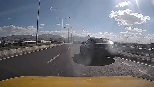 Erzurum-Artvin karayolunda tehlikeli anlar: Kontrolsüz şekilde ana yola çıkan araç kazaya neden oluyordu