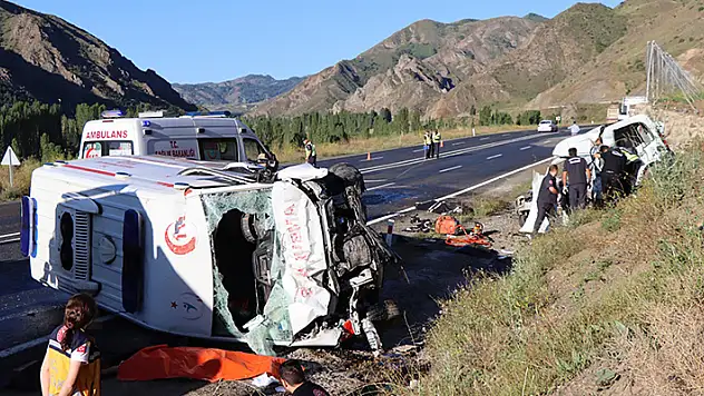 Erzurum'da ambulans ile hafif ticari araç çarpıştı: 4 ölü, 1 yaralı

