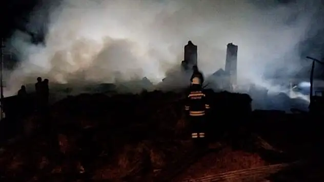 Erzurum'da bir evde çıkan yangın, bitişiktekilere de sıçradı
