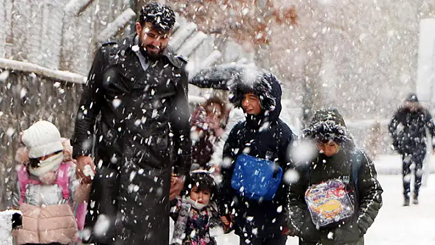 Erzurum'da fırtına sonrası kar yağışı etkili oldu

