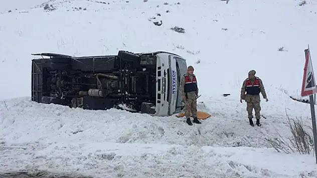 Erzurum'da halk otobüsü devrildi: 1 ölü, 20 yaralı