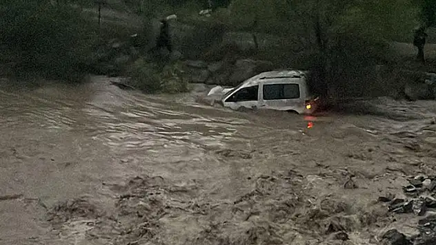 Erzurum'da heyelan hafif ticari aracı Tortum Çayı'na sürükledi 3 kişi kurtuldu, anne öldü, çocuğu kayboldu
