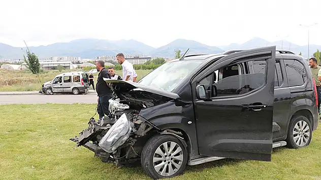 Erzurum'da iki hafif ticari araç çarpıştı, 9 kişi yaralandı
