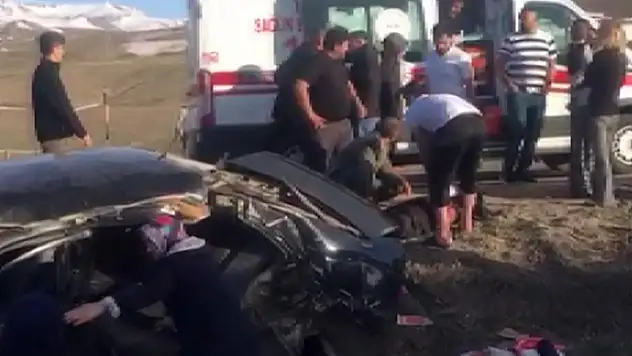 Erzurum'da kamyonet ile otomobil çarptı: 1 ölü, 6 yaralı
