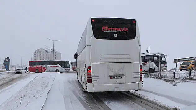 Erzurum'da kar yağışı: 130 kırsal mahalle yolu kapandı
