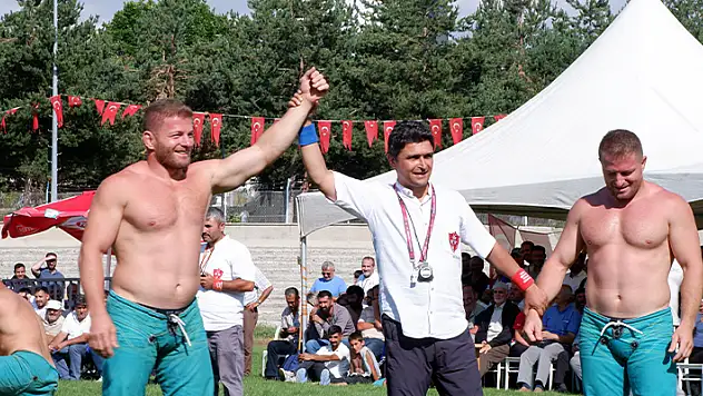Erzurum'da karakucak güreşlerinde İsmail Balaban ve Turan Balaban kardeşler birbirine rakip oldu
