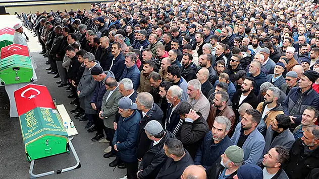 Erzurum'da kazada ölen 3 kuzen, son yolculuklarına uğurlandı
