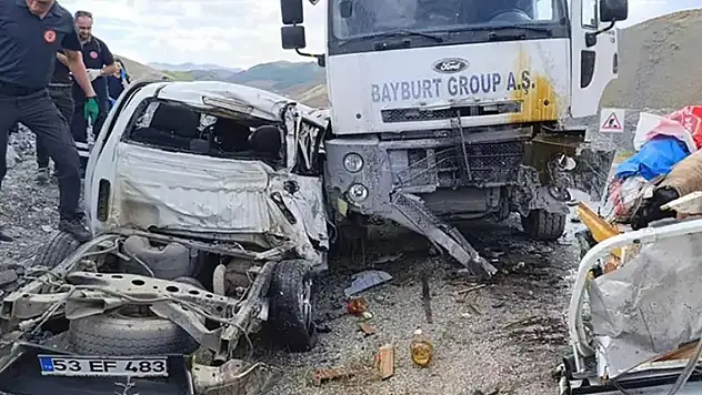 Erzurum'da korkunç kaza: 3 ölü, 2 yaralı

