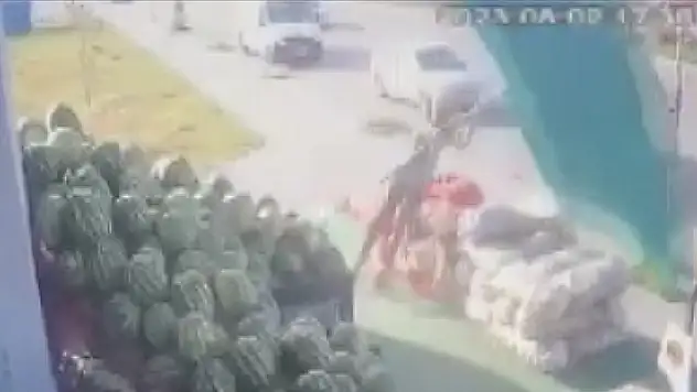 Erzurum'da manav çalışanı şiddetli rüzgarda havalanan şemsiye ile sürüklendi
