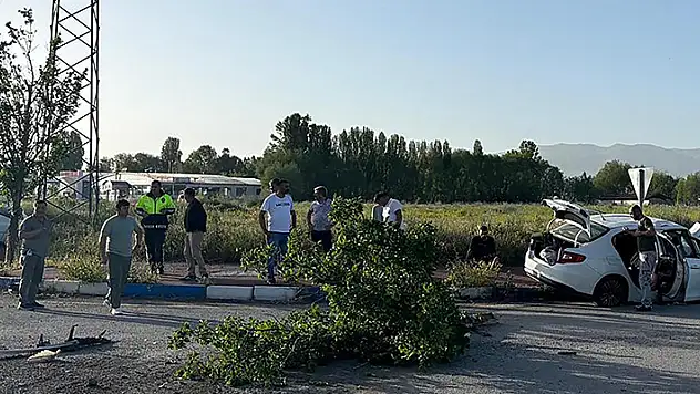 Erzurum'da otomobil, kamyonete çarptı 12 yaralı
