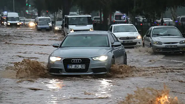 Erzurum'da sağanak nedeniyle evleri su bastı, araçlar yolda mahsur kaldı
