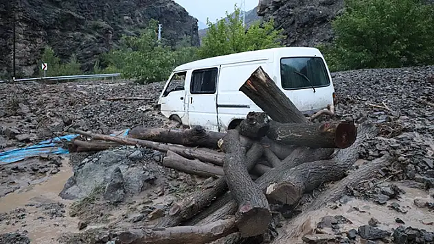 Erzurum'da sel bir mahalleyi yıktı geçti
