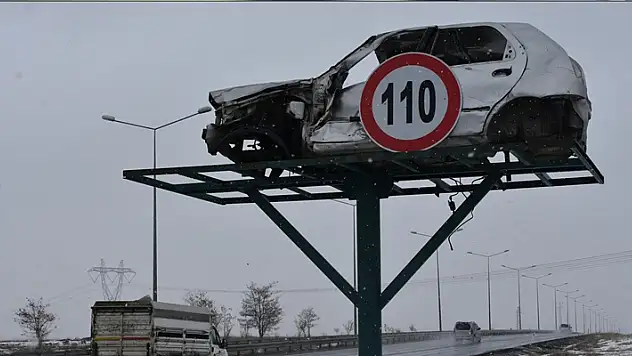 Erzurum'da sürücüler hasarlı araçlarla trafik kazalarına karşı uyarılıyor
