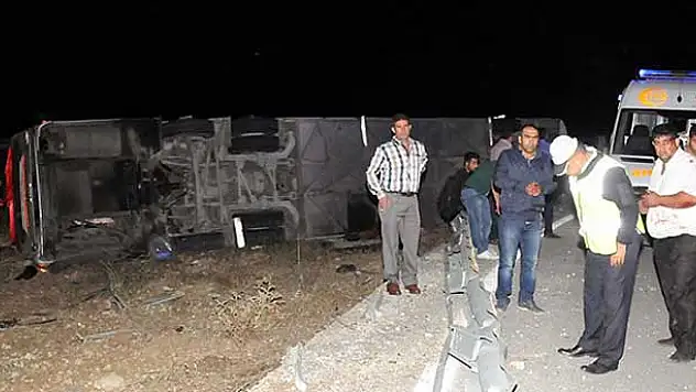 Erzurum'da yolcu otobüsü devrildi: 22 yaralı