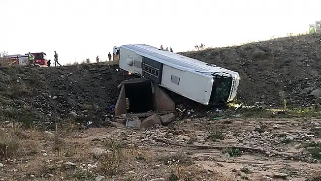 Erzurum'da yolcu otobüsü şarampole devrildi, 3 kişi hayatını kaybetti, 22 kişi yaralandı
