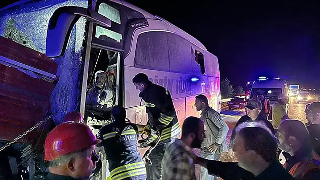 Erzurum'da yolcu otobüsü traktöre çarptı, 2 kişi öldü 18 kişi yaralandı

