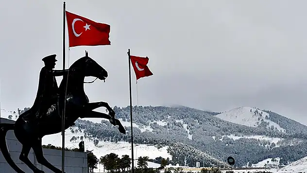 Erzurum, Kars ve Ardahan ilkbaharda yağan karla beyaza büründü
