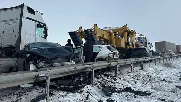 Erzurum'da çok sayıda aracın karıştığı zincirleme trafik kazası meydana geldi