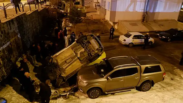 Erzurum'da feci kaza araçlar bahçe duvarından aşağı uçtu
