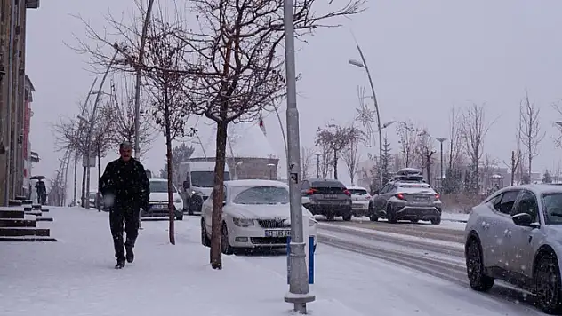 Erzurum'da kar yağışı etkili oluyor, 144 köy yolu kapalı
