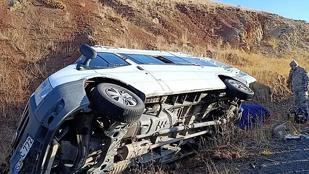 Erzurum'da öğretmenleri taşıyan servis minibüsü devrildi, 1'i çocuk 7 kişi yaralandı