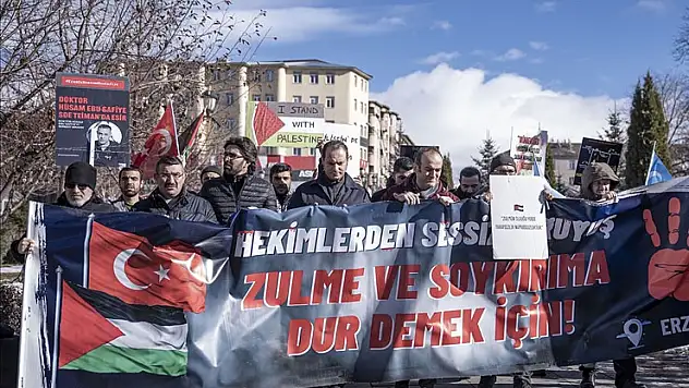 Erzurum'da sağlık çalışanları 109 haftadır Gazze için 'sessiz yürüyüş'lerini sürdürüyor