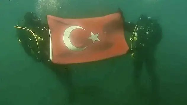 Erzurum'da SAK timi 2 bin 100 metre rakımdaki donmuş gölette Türk bayrağı açtı