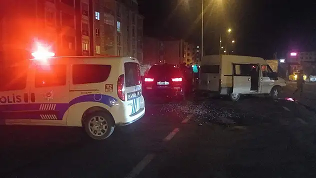 Erzurum'da ticari araç ile minibüsün çarpıştığı kazada 4 kişi yaralandı
