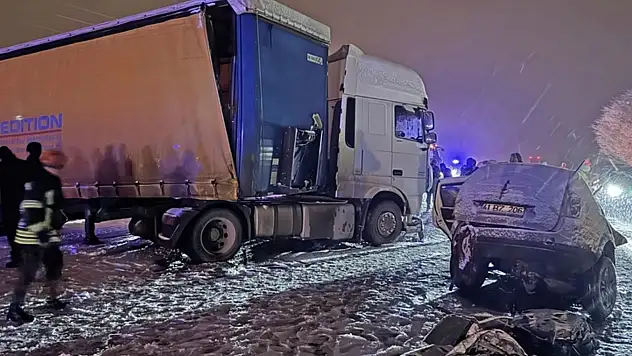 Erzurum'da tır ile çarpışan SUV tipi araçtaki 4 kişi hayatını kaybetti