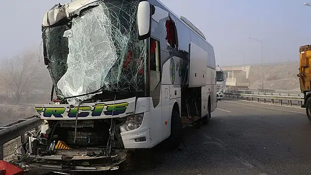 Erzurum'da yolcu otobüsü ile tırın çarpıştığı kazada 11 kişi yaralandı